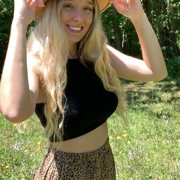 Black Ribbed Crop Tank - Picture 4 of 12